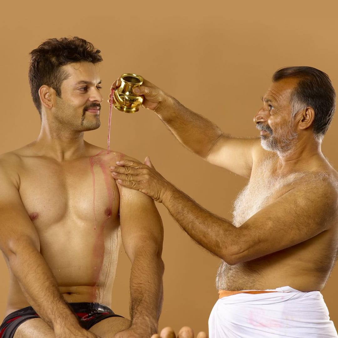 Dhanyamladhara medicated liquid therapy for arthritis and spondylosis